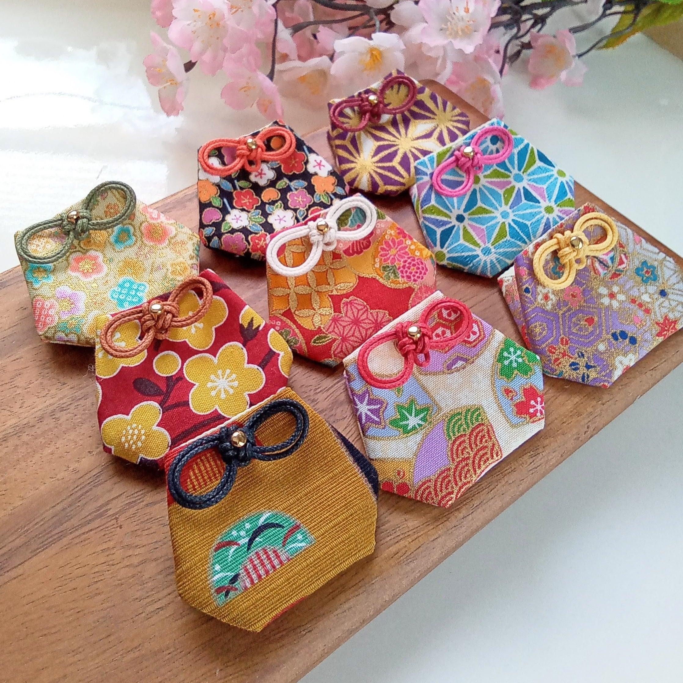 小さいサイズのお守り袋 ミニ丸シリーズ 和柄綿生地1枚目の画像